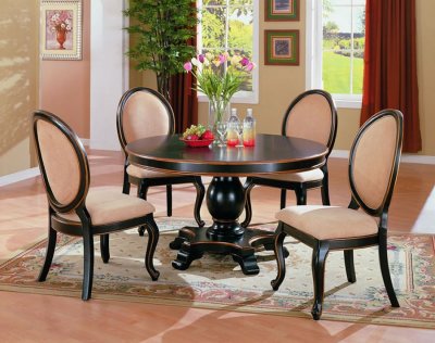 Dining Room Furniture  Small Spaces on Luxury Dining   Room With   Small Circled Table
