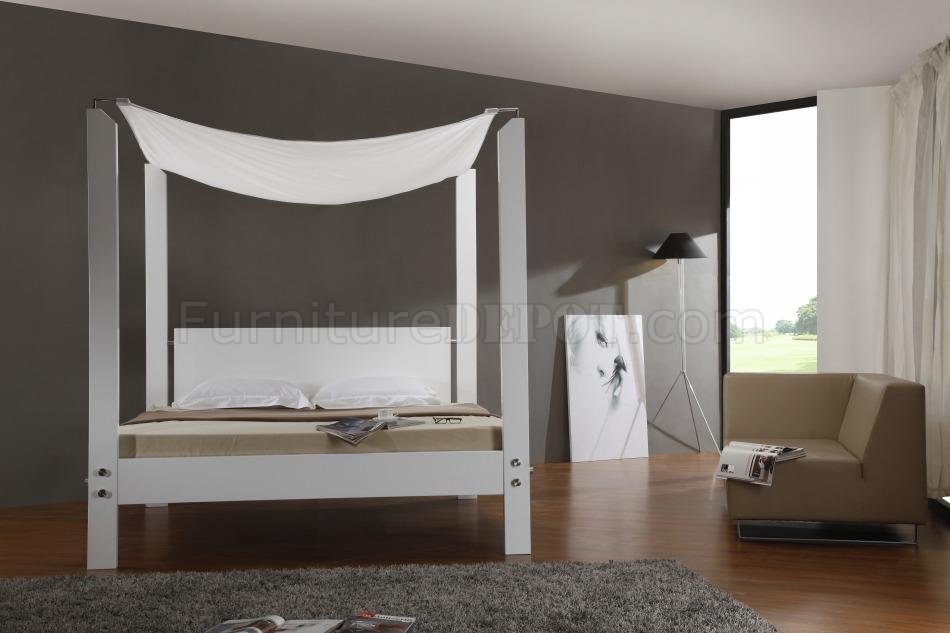 White Finish Modern Canopy Bed w/Glossy Headboard & Frame VGBS Lias