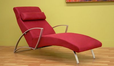 Contemporary Furniture Chaise on Contemporary Chaise Lounge With Metal Legs At Furniture Depot
