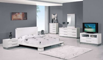 White Bedroom Furniture Sets on White High Gloss Finish Modern Platform Bedroom Set At Furniture Depot
