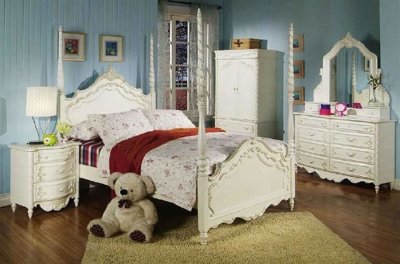 Pearl White Girl's Bedroom w/Poster Bed & Carving Details