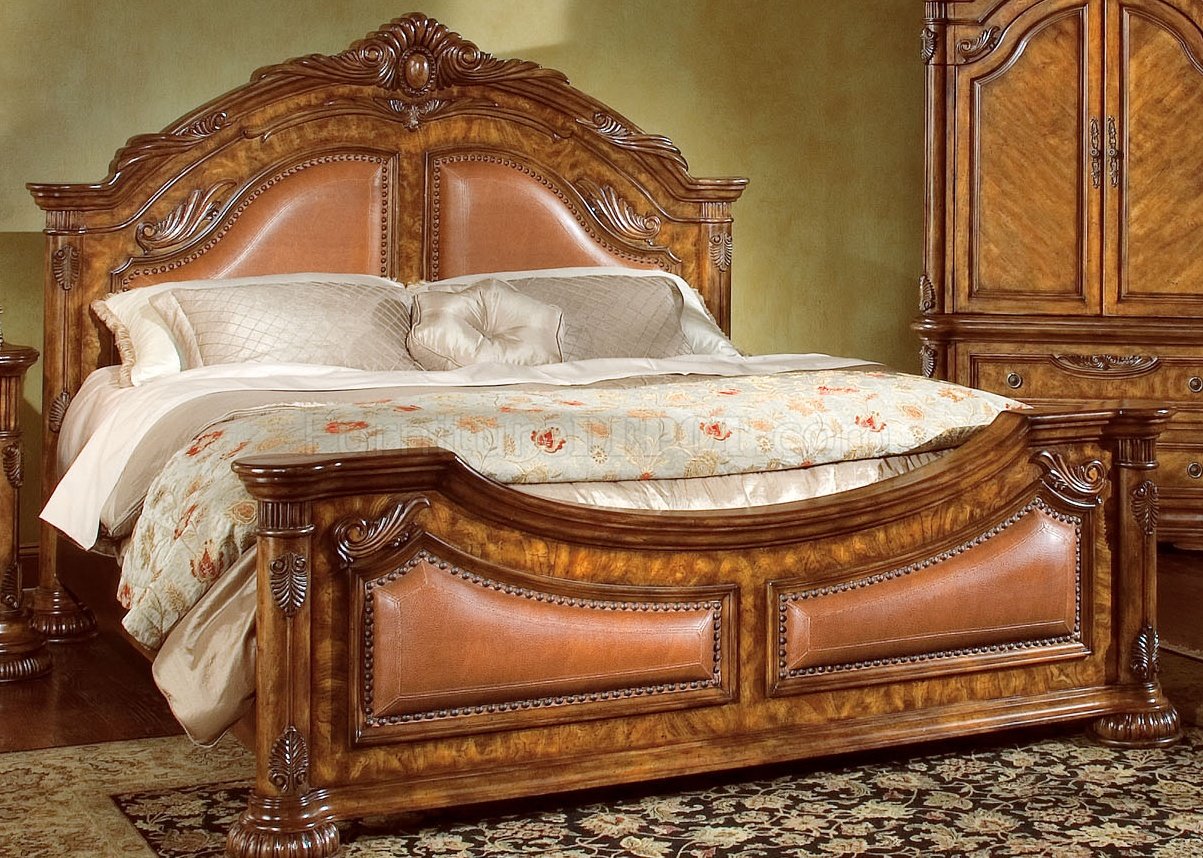 Natural Wood Finish Elegant Traditional Bedroom W/Hand