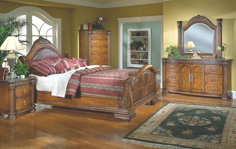 Rooms to go dumont canopy bed (King Size) And Dresser for Sale in