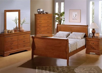 Rich Oak Finish Elegant Bedroom with Classic Sleigh Bed