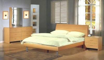 Maple Finish Contemporary Bedroom with Platform Bed